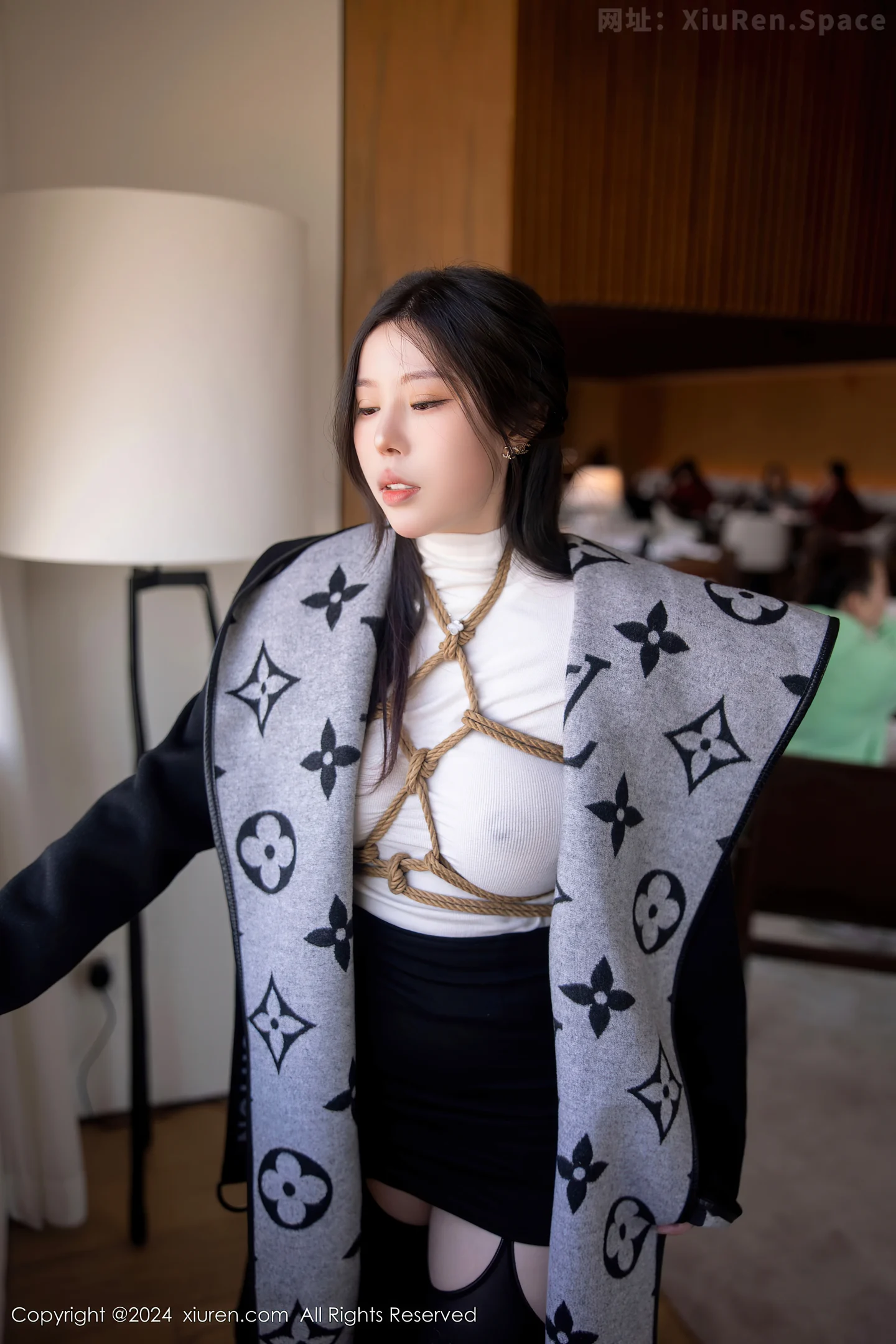 图片[2]-[XiuRen秀人网]VOL.8390 模特白茹雪私房捆绑艺白色轻透衣配黑丝吊袜秀丰腴身材诱惑写真90P-秀人网官方网站